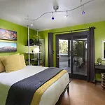 Sleek Sedona Abode With Hot Tub And Outdoor Hangout!