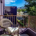 Shaman\'S Den - Aptly Decorated Space W/A View