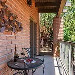 Honeysuckle Villa- Romantic Getaway