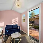 Upscale Uptown Retreat Home With Hottub And Views