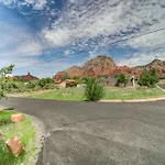 Pet-Friendly Sedona Home Hot Tub, Walk To Trails!