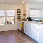 Artsy Half-House, Walk To Hiking Trails &Wine Bars! Yard, Firepit