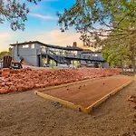 Stunning Red Rock Views With Hot Tub Theater Game Room