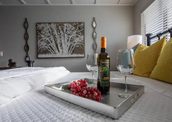 Honeysuckle Villa- Romantic Getaway