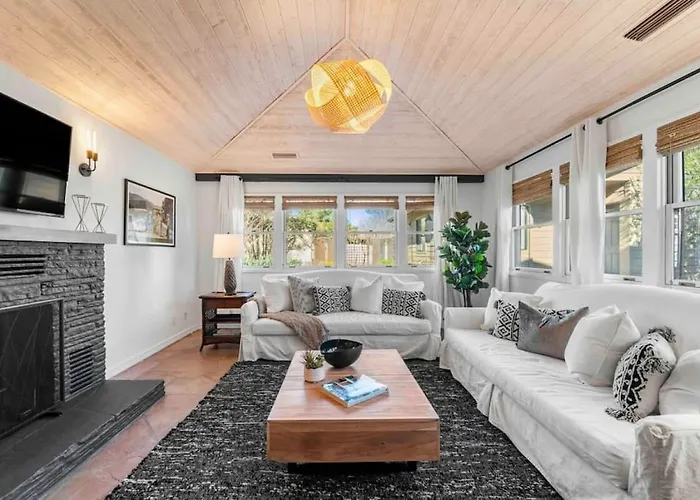 Upscale Uptown Retreat Home With Hottub And Views