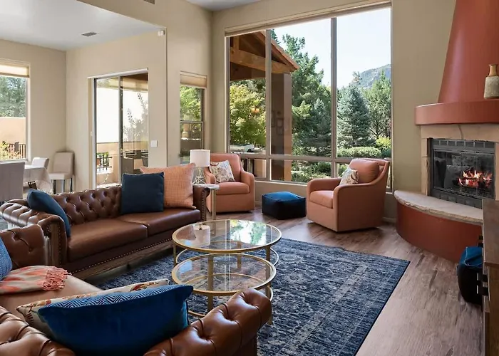 Luxe Design And Amazing Views With Hot Tub For Family