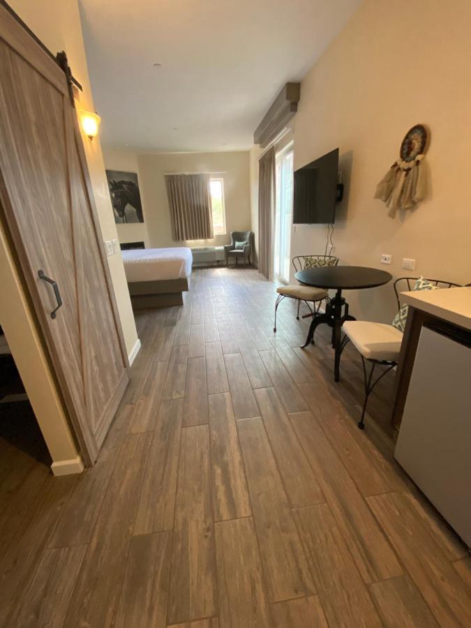 Village Hotel 2*