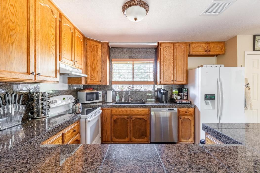 Holiday home Spacious House With Hot Tub Spa, To Enjoy Red Rock View, Near Amitabha Stupa, And Trails Sedona