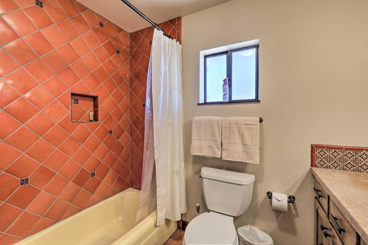 On 1 Acre With Pool And Red Rock Views! Holiday home