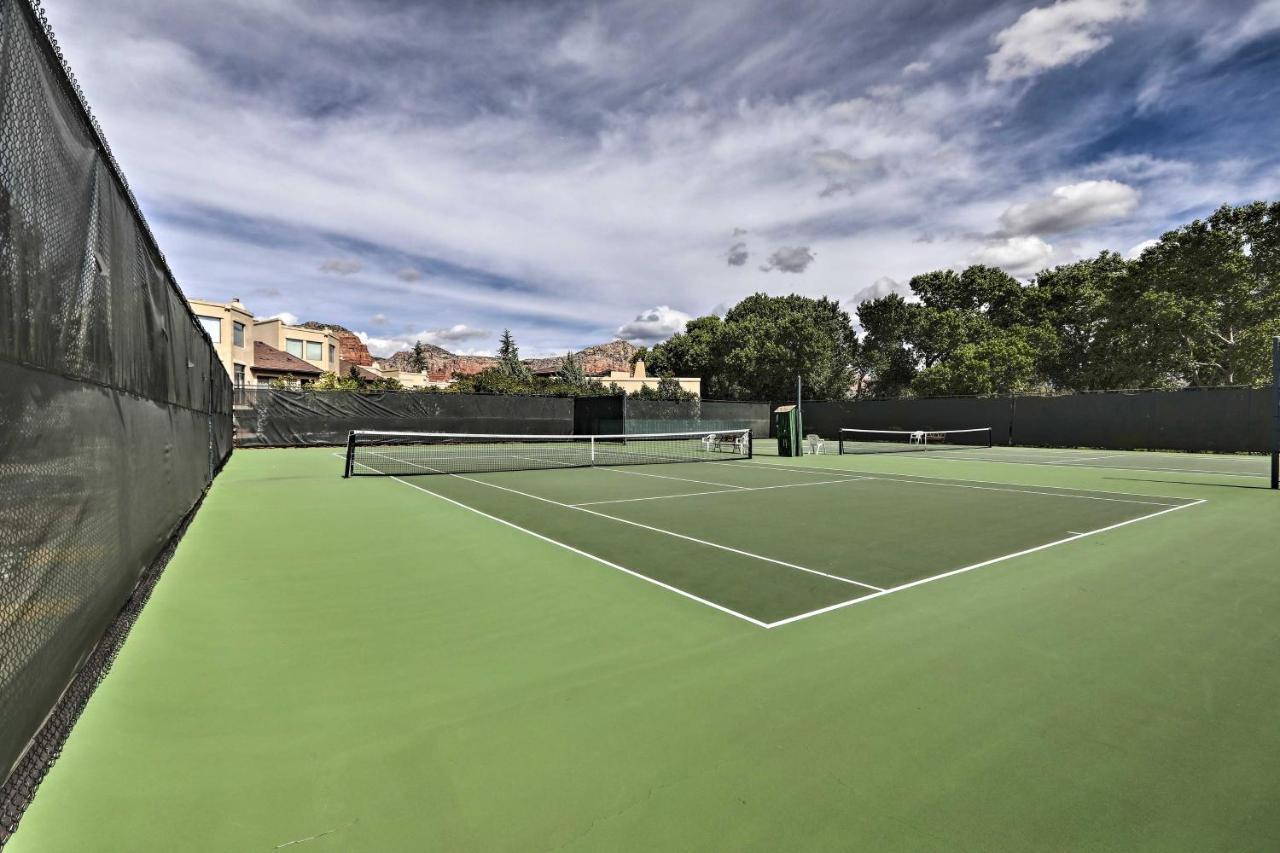 With Golf Course View And Pool Access! Holiday home