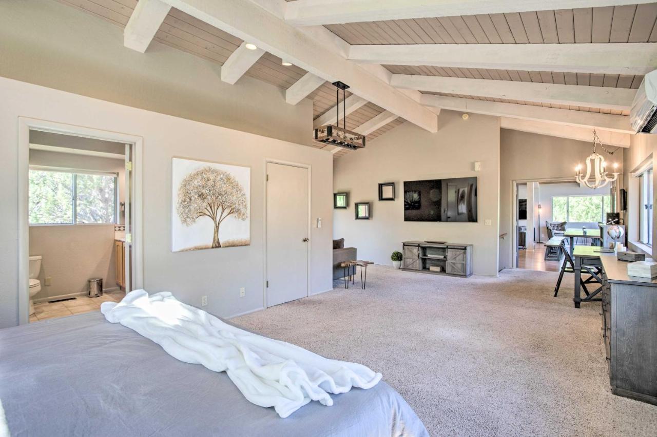 Holiday home Hideaway With Swim And Private Tavern!