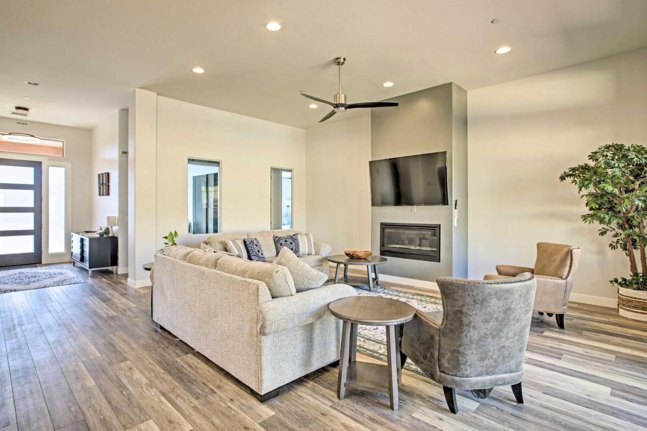 Tranquil With Fireplace And Hot Tub!