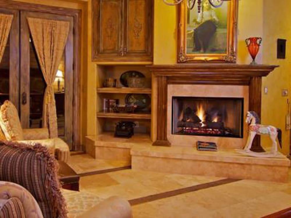 Adobe Grand Hotel 4*