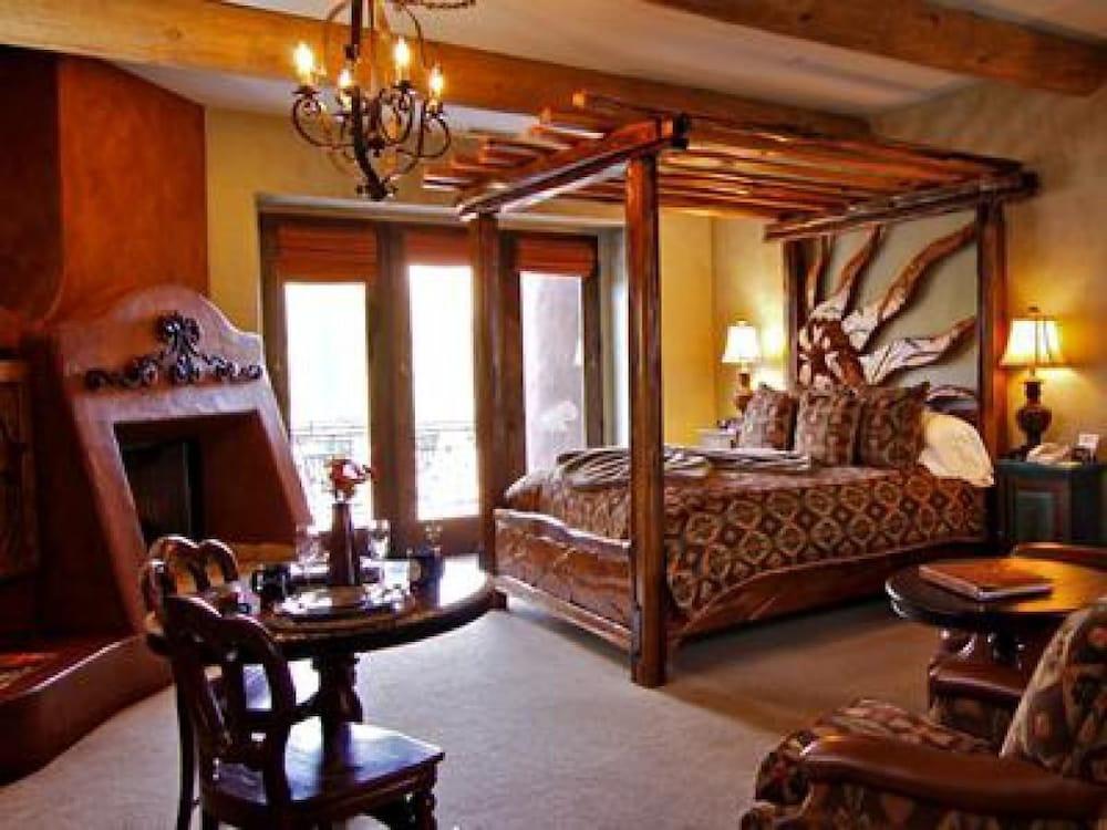 Adobe Grand Hotel