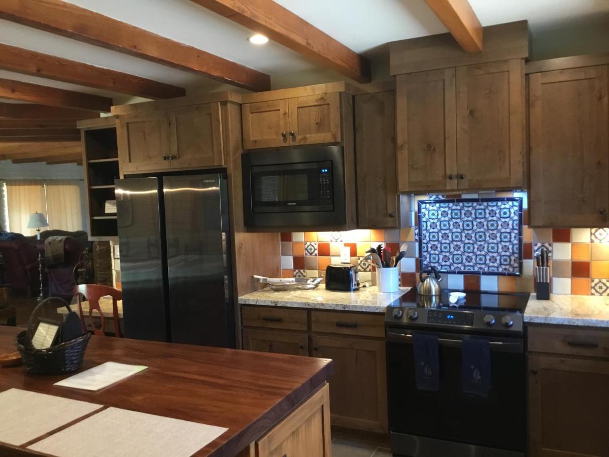 Holiday home On 1 Acre With Pool And Red Rock Views!