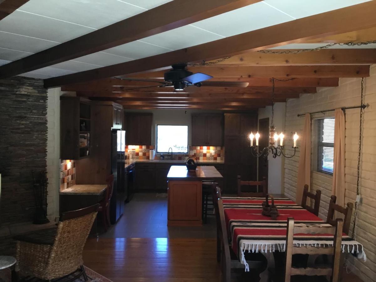 On 1 Acre With Pool And Red Rock Views! Holiday home *