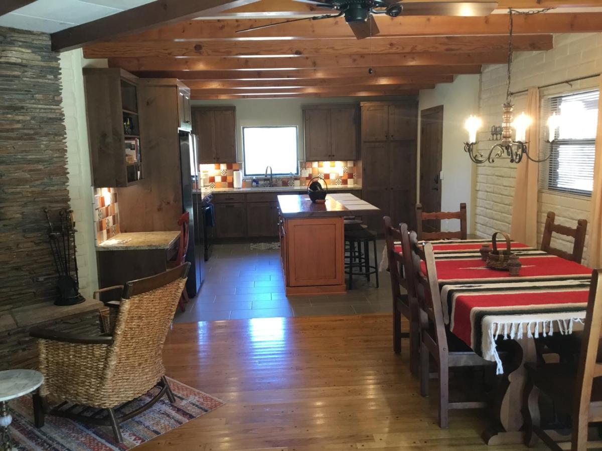 On 1 Acre With Pool And Red Rock Views! Holiday home *