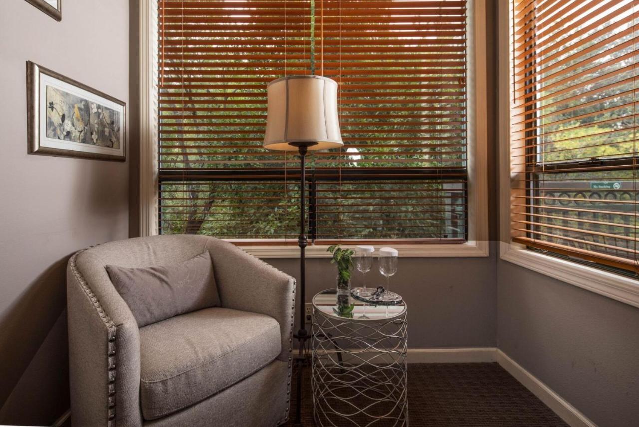 Above Oak Creek Inn 3*