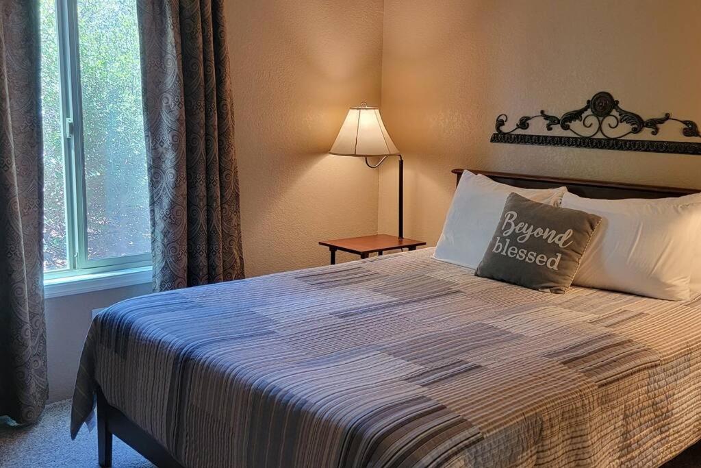 3 Bedroom With Stunning Red Rock Views! Walk To Trails!