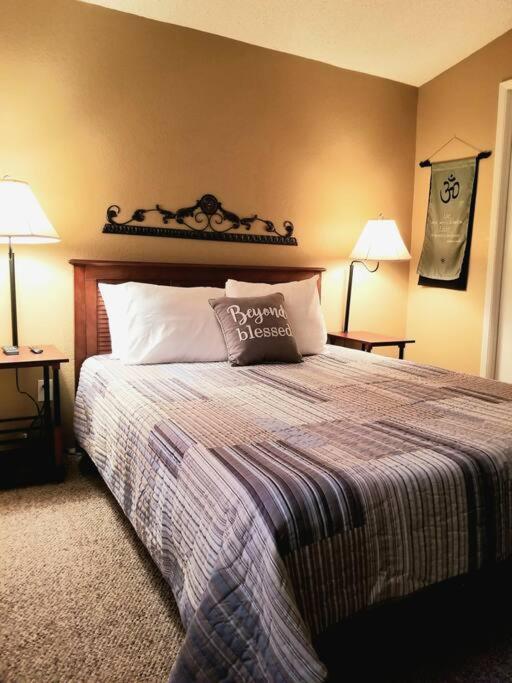 Holiday home 3 Bedroom With Stunning Red Rock Views! Walk To Trails!