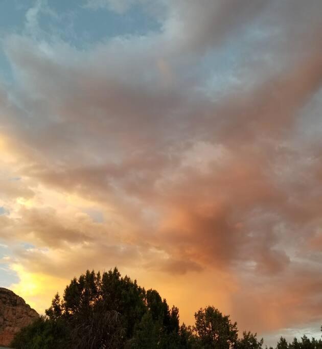 Holiday home 3 Bedroom With Stunning Red Rock Views! Walk To Trails! *