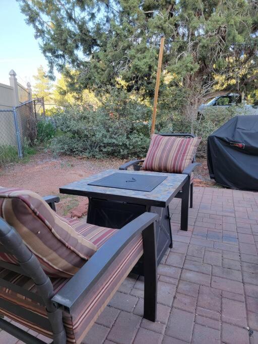 Serene 2 Bedroom! Walk To Trails! Red Rock Mountain Views! Holiday home