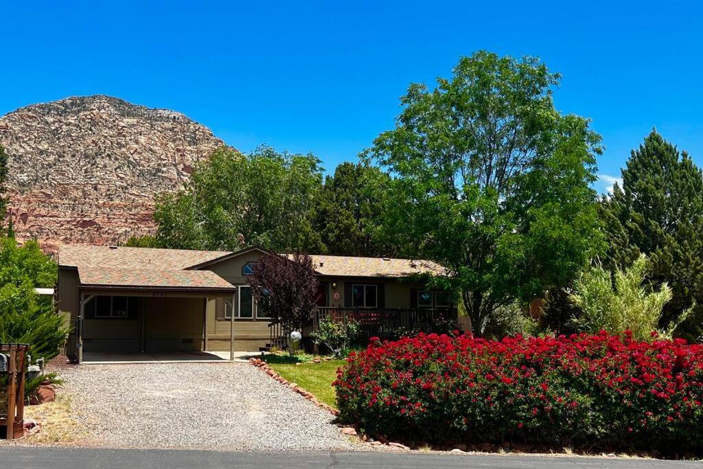 3 Bedroom With Stunning Red Rock Views! Walk To Trails! Holiday home *