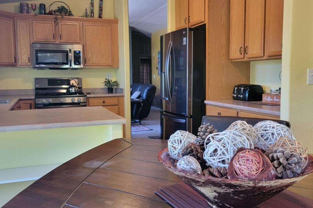 Holiday home 3 Bedroom With Stunning Red Rock Views! Walk To Trails!