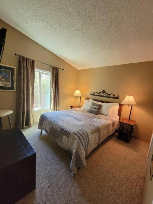 3 Bedroom With Stunning Red Rock Views! Walk To Trails! *