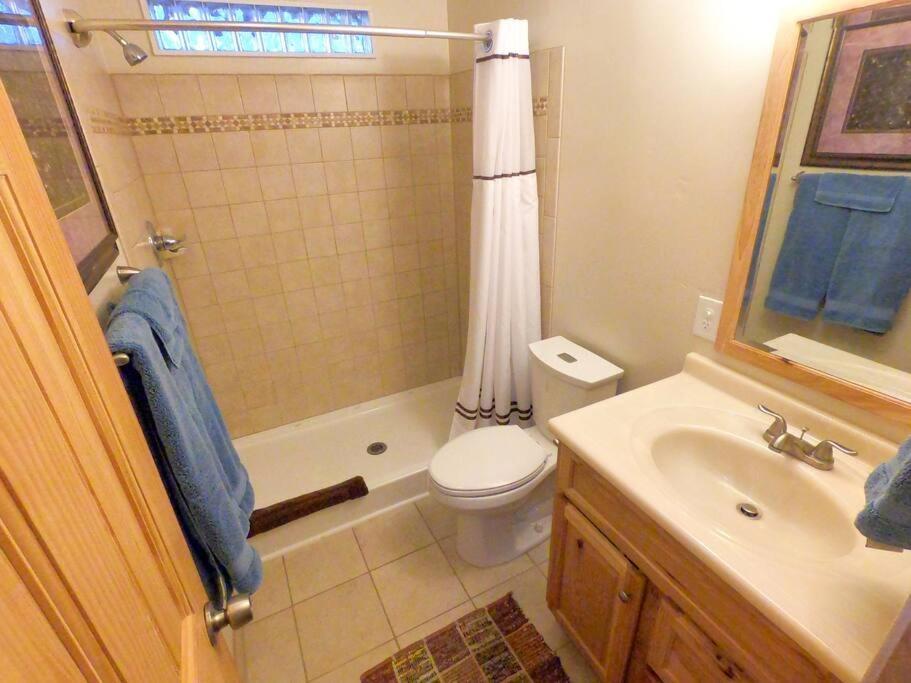 Serene 2 Bedroom! Walk To Trails! Red Rock Mountain Views! Holiday home