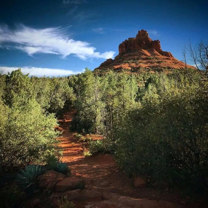 Serene 2 Bedroom! Walk To Trails! Red Rock Mountain Views! Holiday home
