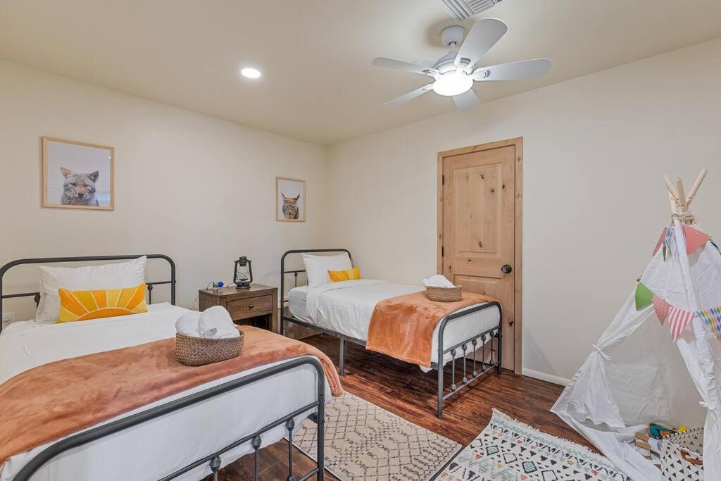 Holiday home Close To Fresh Creek! Sleeps 12 ~ Amazing Views W/serene Open Space ~ Hot Tub + Game ~ Trails Outside