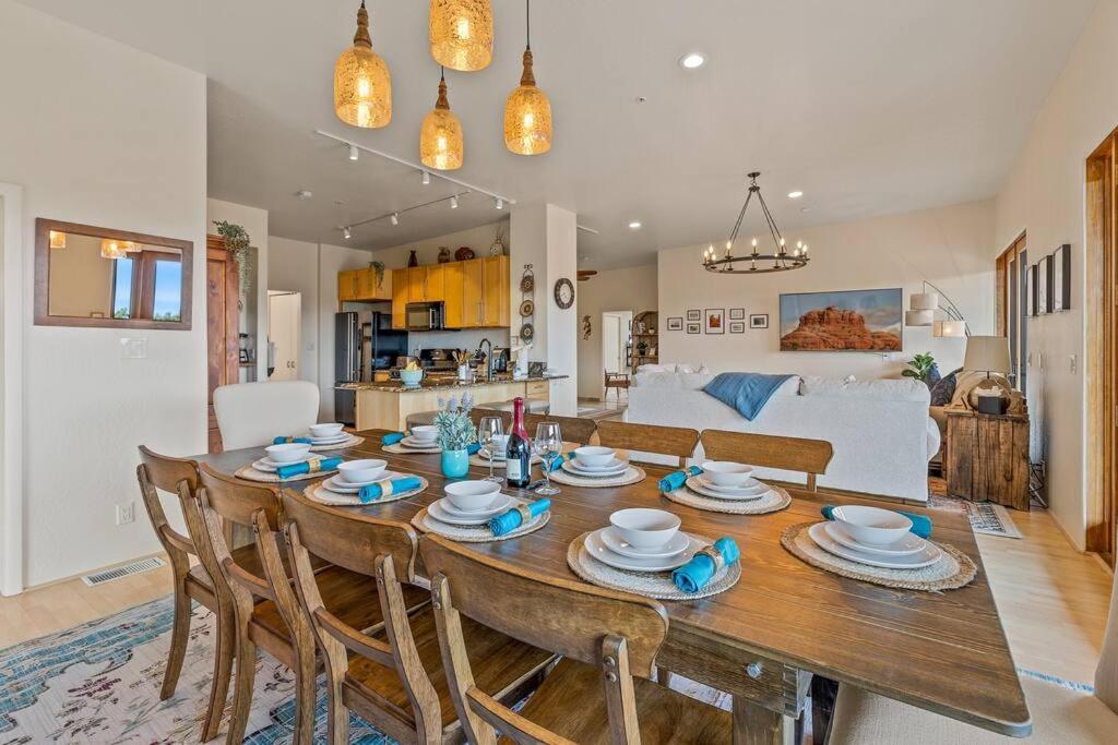 Close To Fresh Creek! Sleeps 12 ~ Amazing Views W/serene Open Space ~ Hot Tub + Game ~ Trails Outside Holiday home Sedona