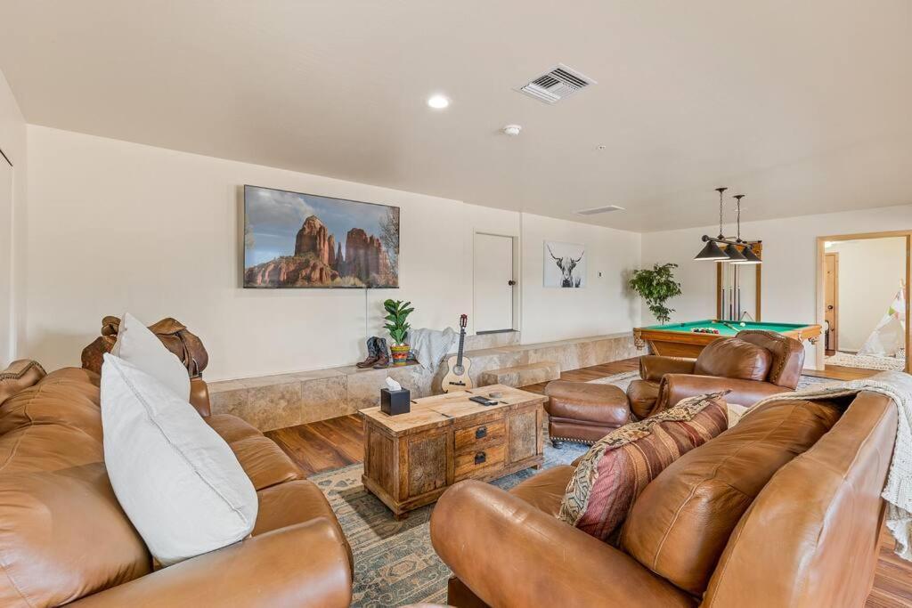 Close To Fresh Creek! Sleeps 12 ~ Amazing Views W/serene Open Space ~ Hot Tub + Game ~ Trails Outside Holiday home Sedona