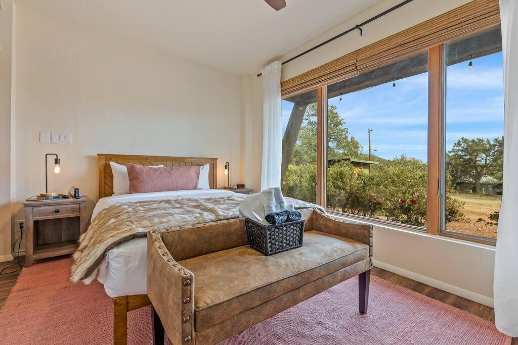 Holiday home Close To Fresh Creek! Sleeps 12 ~ Amazing Views W/serene Open Space ~ Hot Tub + Game ~ Trails Outside *