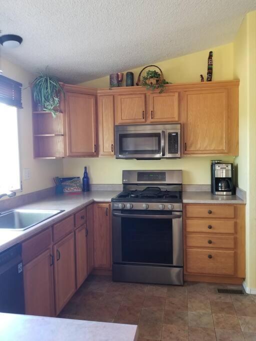 3 Bedroom With Stunning Red Rock Views! Walk To Trails!