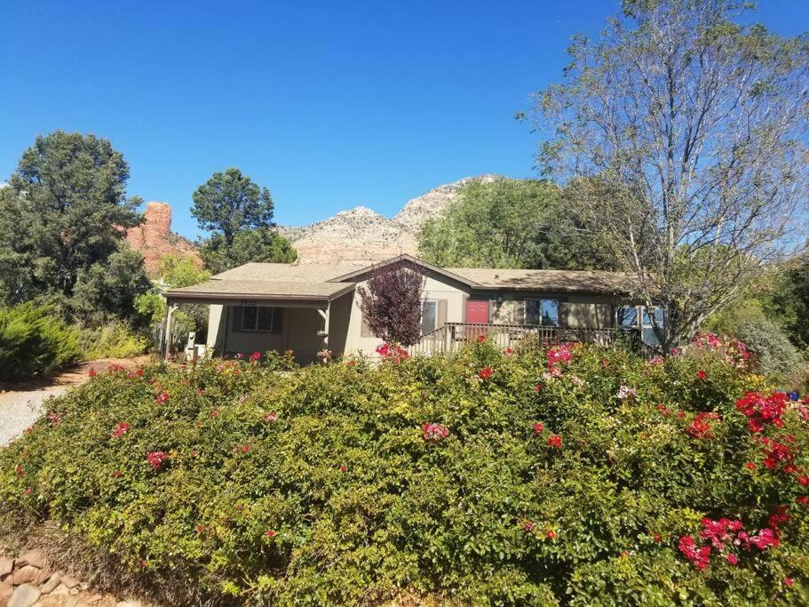 3 Bedroom With Stunning Red Rock Views! Walk To Trails! Holiday home