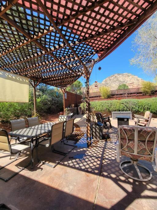 3 Bedroom With Stunning Red Rock Views! Walk To Trails! Holiday home