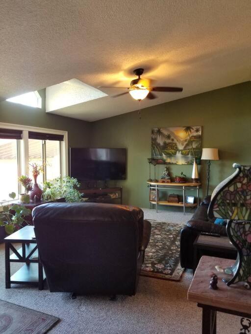 3 Bedroom With Stunning Red Rock Views! Walk To Trails! Holiday home
