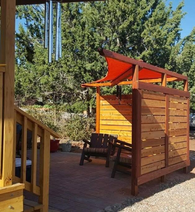 Serene 2 Bedroom! Walk To Trails! Red Rock Mountain Views! Holiday home *