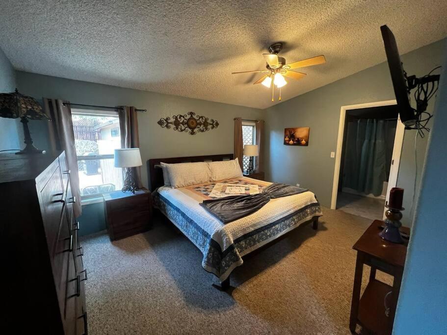Holiday home 3 Bedroom With Stunning Red Rock Views! Walk To Trails!