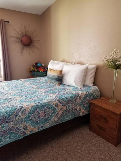 3 Bedroom With Stunning Red Rock Views! Walk To Trails!