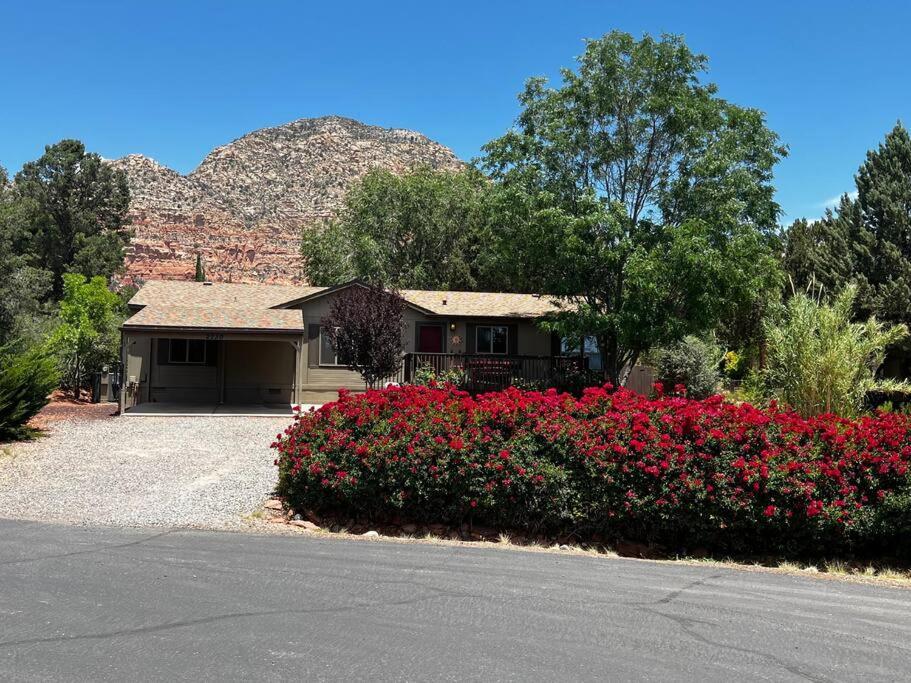 3 Bedroom With Stunning Red Rock Views! Walk To Trails! *