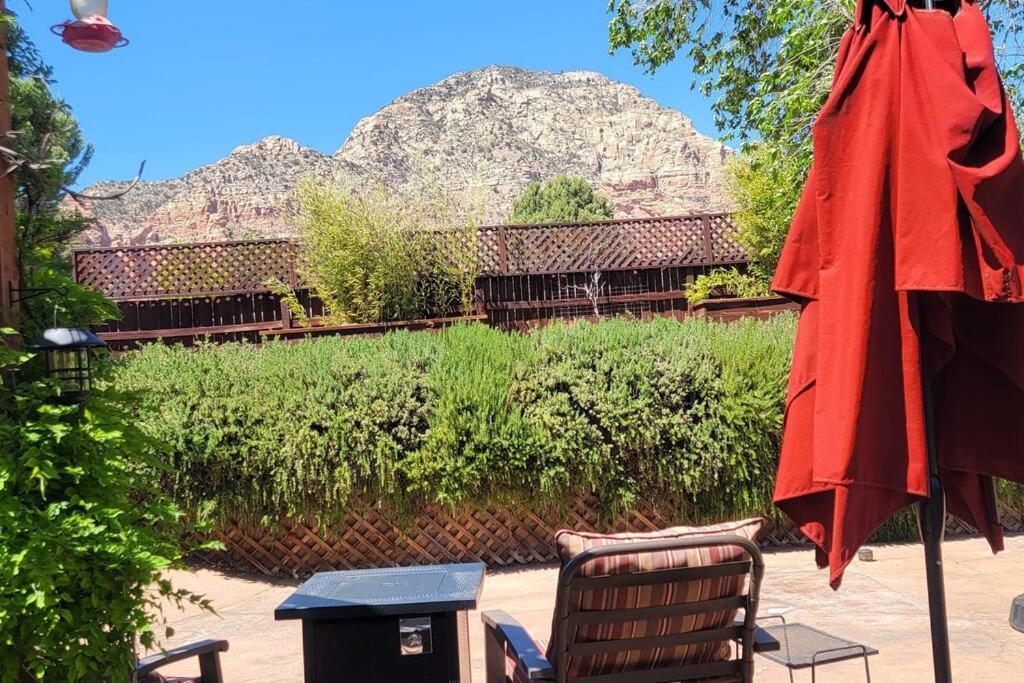 3 Bedroom With Stunning Red Rock Views! Walk To Trails! Holiday home