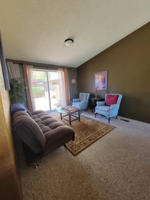 3 Bedroom With Stunning Red Rock Views! Walk To Trails! Holiday home