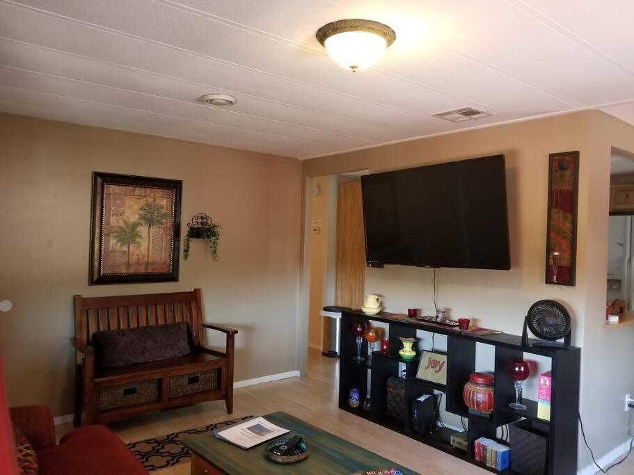 Serene 2 Bedroom! Walk To Trails! Red Rock Mountain Views! Holiday home