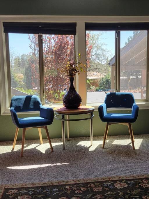 3 Bedroom With Stunning Red Rock Views! Walk To Trails! Holiday home Sedona