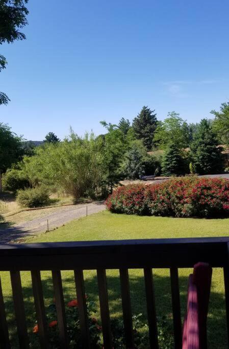 3 Bedroom With Stunning Red Rock Views! Walk To Trails! Holiday home Sedona
