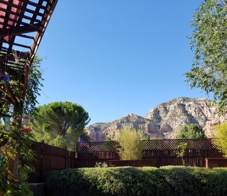 3 Bedroom With Stunning Red Rock Views! Walk To Trails! Holiday home *