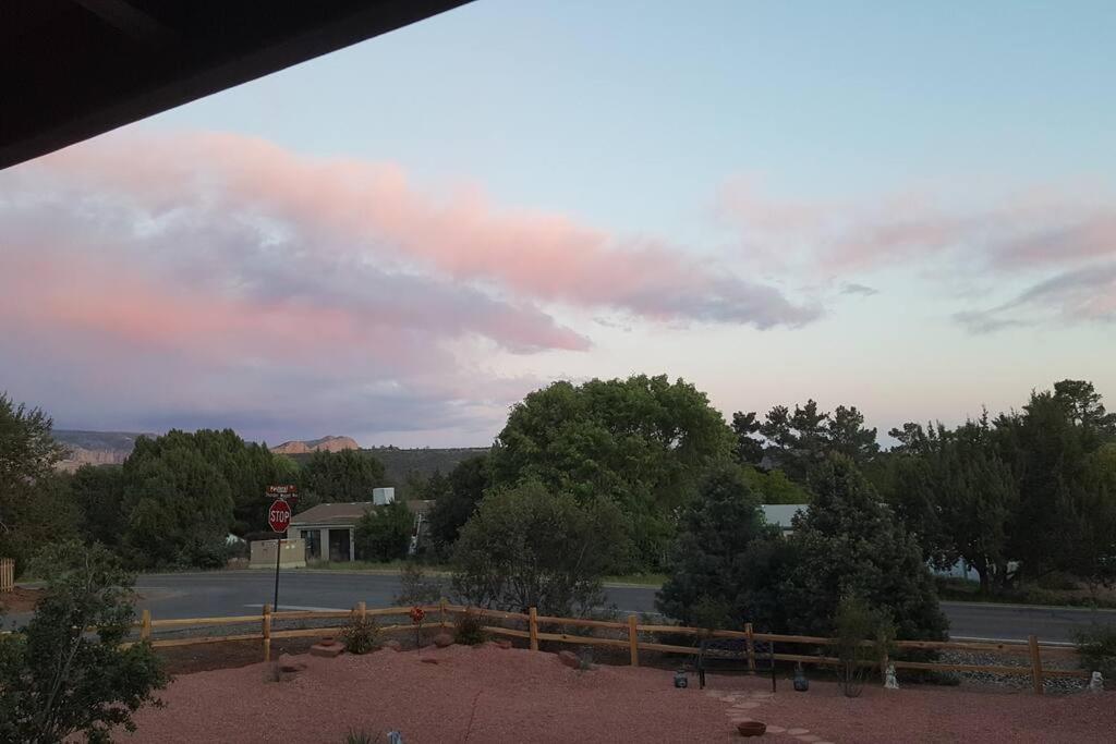 Serene 2 Bedroom! Walk To Trails! Red Rock Mountain Views! Holiday home *